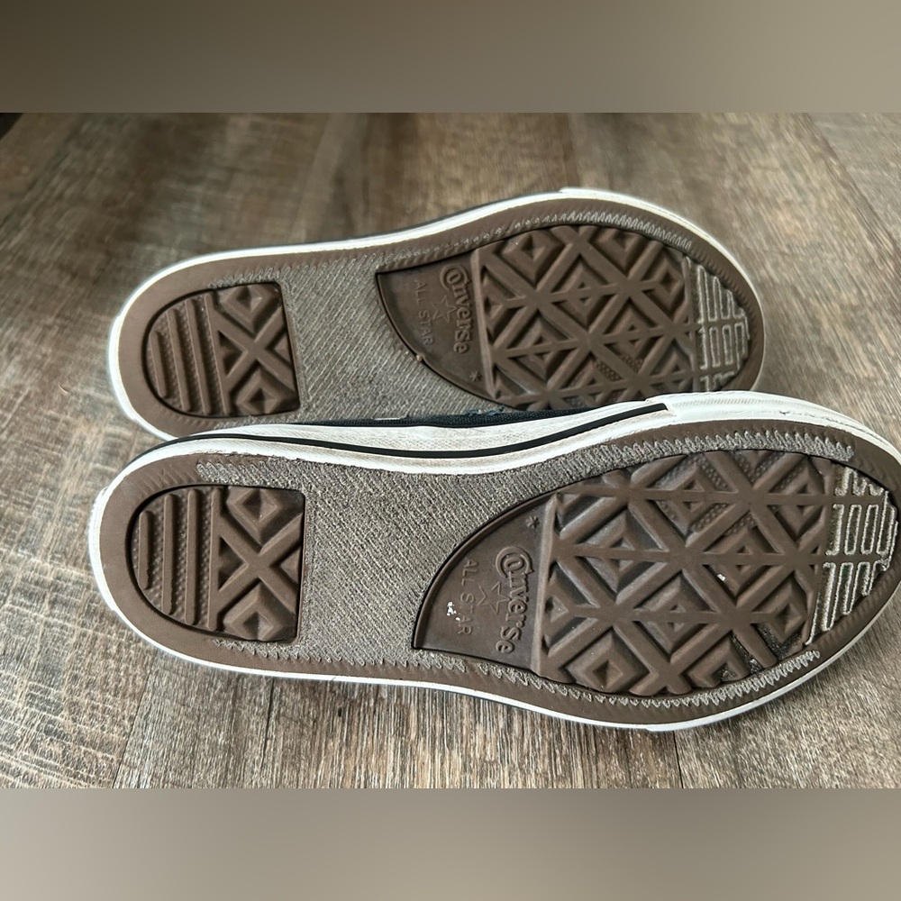 🌸 $10 SALE 🌸 Converse Kids Black Sneakers - Picture 7 of 12